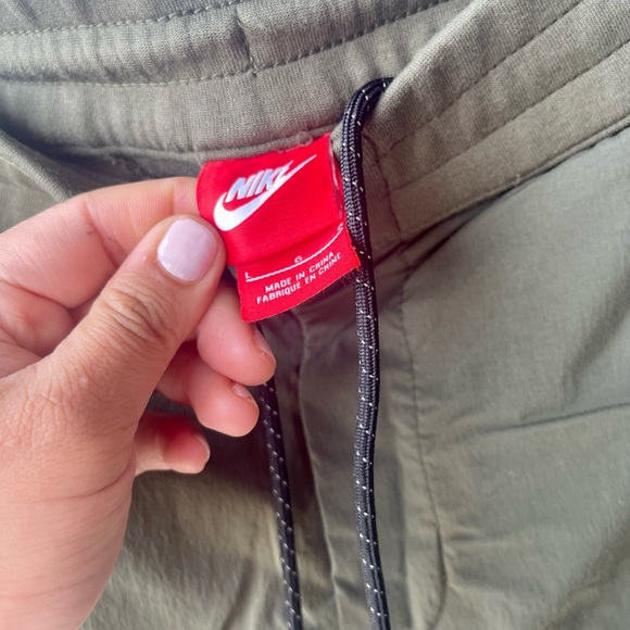 2 tone Nike Tech olive joggers (L) - Picture 5 of 8